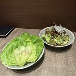 焼肉うしごろ - サラダは2種類あり