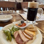 オホーツクビアファクトリー - マイルドスタウトのジョッキとオードブル