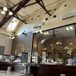 オホーツクビアファクトリー - 店内からタンクが見えます