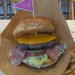 シエル・アムール - 料理写真:ベーコンチーズバーガーのアップ(2026年1月来店時撮影)