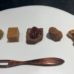 イチリン ハナレ - 東方美人茶クッキー、白ゴマの生キャラメル、山椒入りガトーショコラ、チョココーティングのマカダミアナッツ、ドライいちじく