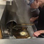 加賀 - 注文後丁寧に揚げてくれる、厚いかき揚