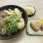 本家人力うどん - 料理写真:ごぼう 肉うどん 680円
かしわおにぎり(2個) 200円