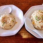 いせや - 左・オヤジさんの半チャーハン、右・大盛りチャーハン