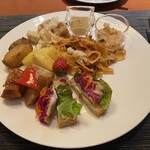 339846385 - お料理色々　鯖サンド？、チキンステーキ、ミートソースパスタ、シーフードグラタン等、パインと苺