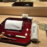 鮨けんすけ - 白木カウンターに漆盆　美しい