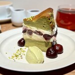 UNITY CAFE - ・濃いピスタチオのバスクチーズケーキ