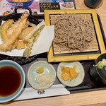 天丼てんや - 料理写真:てんやの天ぷらと藪そば(940円)