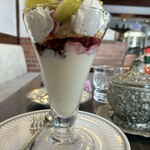 ル・モンド - ヨーグルトパフェ　濃厚なヨーグルトたっぷり