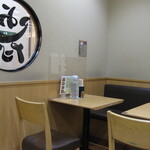 きしめん よしだ - 店内　テーブル・ソファー席
