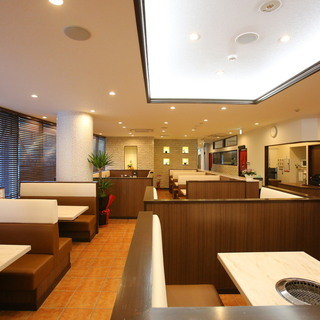 清潔感ある広々とした店内。お隣様を気にせず、ゆったり一時を。