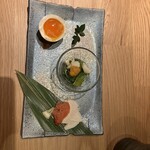 博多水炊鍋hiro - 先付け左から煮卵、百合根とほうれん草生ウニのお浸し、ささみスライスと明太子
