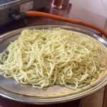 びわこ食堂 - チープな麺だがこの鍋にはよく合う