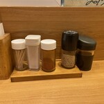 フランケル - 卓上の調味料（塩、一味唐辛子、すりごま、かけ醤油）