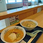 札幌らーめん 大心 新千歳空港店 - ハーフサイズの味噌ラーメンと醤油ラーメン