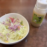 八千代味清 - カレー付け合わせのサラダ、自家製ドレッシングは20回振るべし
