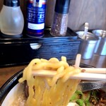 日月堂 - 麺は黄色い中太で変わらずです