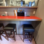 元祖肉玉そば 越智 - 厨房向きL字カウンター8席③