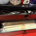 元祖肉玉そば 越智 - 2段のケースにはレンゲと楊枝入り割り箸