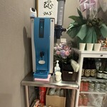 元祖肉玉そば 越智 - 入って奥正面に冷水機