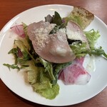 Osteria caiman table - ハムとたっぷりサラダ&自家製パン