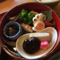 鉢の木 新館 - 鶏松風、京人参梅香煮、梅麩、水菜と焼き椎茸の浸し、伊達巻蒲鉾、雪中菜花、鹿の子蒲鉾