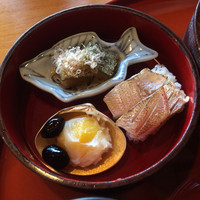 鉢の木 新館 - 子持ち昆布、天豆と栗きんとん、鯛の押し寿司
