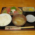 きた穂 - さしみ定食斜め前から