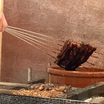 佐ノ - 炭火で焼いているところも見れて食欲が湧きます