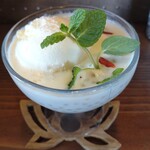 エスニックカフェ クローバー - まだ溶けずに頑張るバニラアイス。美味しい！