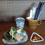 エスニックカフェ クローバー - まずは生春巻。セルフのお水のグラスまで凝っている