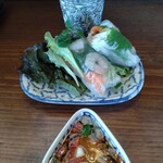 エスニックカフェ クローバー - 手前が拘りのスイートチリソース