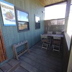 エスニックカフェ クローバー - 入口横のテラス席。暖かくなったらトライしたい。