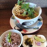 エスニックカフェ クローバー - 限定カオソーイ（お好みでライス付き）手前はお好みトッピング