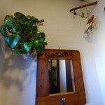 エスニックカフェ クローバー - トイレ内手洗い場