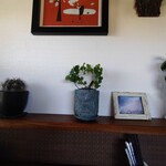 エスニックカフェ クローバー - 壁に向かうカウンター席