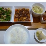 四川飯店 - ◆ランチプレート
            「麻婆豆腐」「牛肉とピーマンの細切り炒め」「スープ」「小鉢は豚肉炒め」「ザーサイ」「ご飯」「デザート」のセットです。