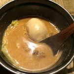 和醸良麺 すがり - 味玉もつカレーつけ麺のつけ出汁（アップ）