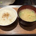 スズヤヨシモリ - ランチセットのご飯と味噌汁