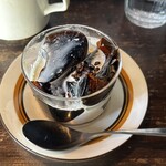 negombo33 - コーヒーゼリー　いちじくの種？のドライフルーツがのっている