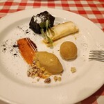 OSTERIA NAKANO - パンナコッタ、キャラメルアイスクリームのヘーゼルナッツ添え　上のココアケーキも洋酒が入ってるらしいけど、とても滑らかで美味しかった　リンゴのシャーベット