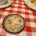 OSTERIA NAKANO - メレンゲの中にナッツが入ってて、なかなか美味しかったです