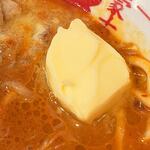 蒙古タンメン中本 - 溶けていくバターで味にコクが加わっていきます(*'▽')