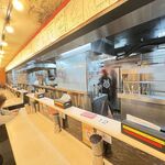 蒙古タンメン中本 - 厨房と店内の様子