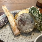 美臣 - 黒にんじん、日野菜かぶ、しいたけ、スティックセニョール、かぼちゃの下にはサツマイモ、ジャガイモ、その下に菊芋