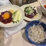 済州 - 桜ユッケ・レバー焼き・味付けネギ