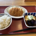 福岡久山食堂 - 料理写真:私は並んだ商品の中からメインをとんかつ、小鉢を茄子と揚豆腐を選びご飯の小を装っていただいて定食にしました。
