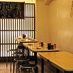 集い炉端 味人 - 明るい店内。メニューが書かれた木札が庶民的！