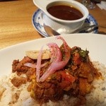 ゼリージュ - 黒胡椒キーマドライカレー　奥のカップはルー！