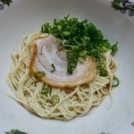 大分ラーメン 十八番 - チャーシュ付き替え玉は2015よりチャーシュ２枚つきで150円（麺＋ネギなら100円）